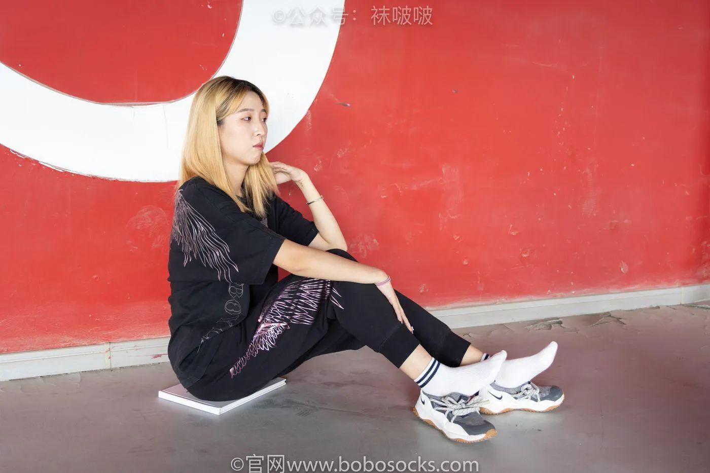[BoBoSocks袜啵啵]NO.018 木木-运动鞋、白棉袜、裸足 [136P]插图3